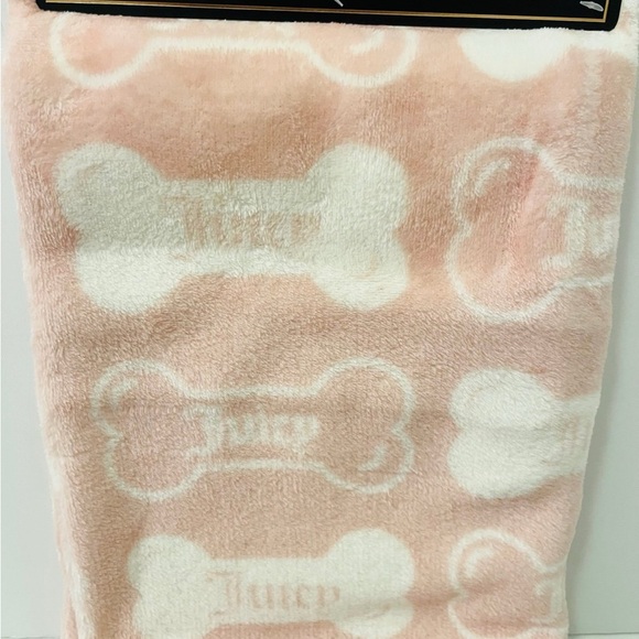Juicy Couture Juicy Bones Pink and White Plush Pet Towel 27.5" x 44" - Picture 3 of 11